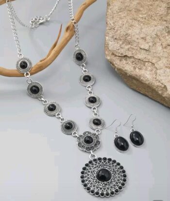 Beautiful 3-piece necklace and earring set in black and silver tones
